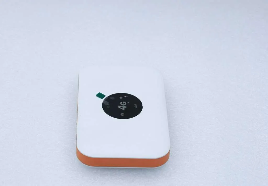300Mbps mini wifi 4g router chip MTK6797 4200mAh Battery 4g lte router with SIM slot: Main Image 1